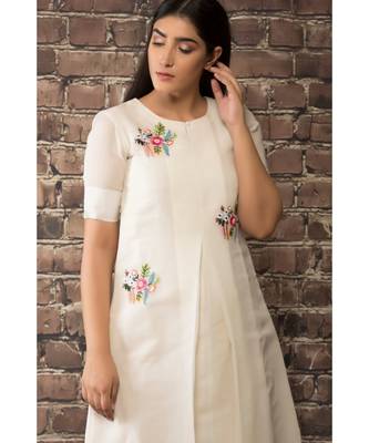 sulochana jangir white handloom linen twill tunic with 3 flower hand embroidery. 3