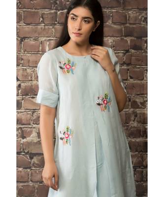 sulochana jangir ice blue handloom linen twillkurta with 3 flower hand embroidery paired with maching pants. 3