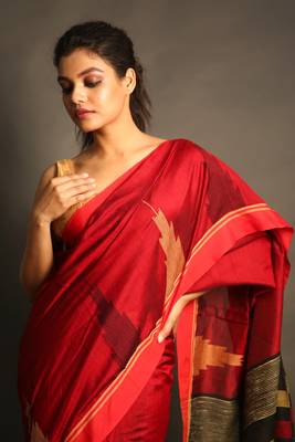Red woven blended cotton saree with blouse 4