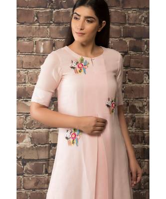 sulochana jangir baby pink handloom linen twill tunic with 3 flower hand embroidery 3