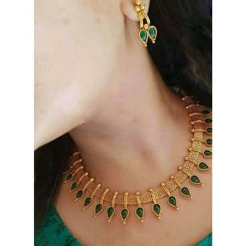 Green crystal necklaces 1