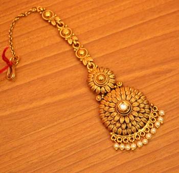 Gold pearl maang-tikka 1