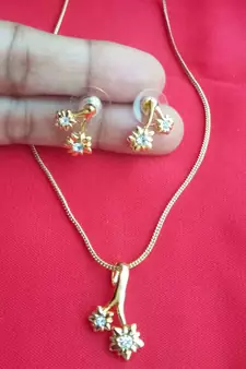 RozMili 18k Gold plated metal pendant set with earrings