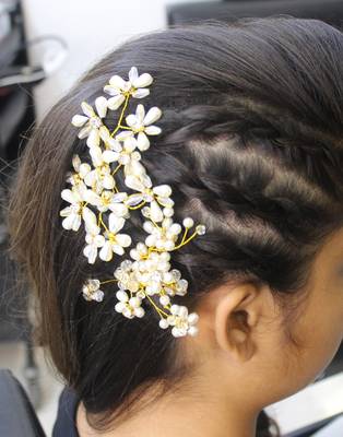 Beautiful 1 Pc White and Golden Bridal Flower Hair Accessory/ HeadPiece for Women and Girls 2