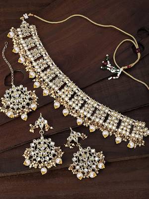 Traditional Kundan Choker Necklace Set with Earrings & Maang Tikka For Women  2