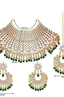Stylish Kundan Choker Set With Tikka And Earrings (K7085G)