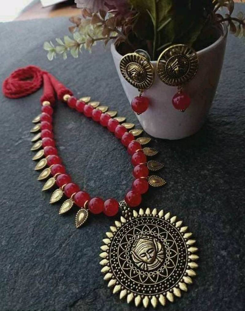 Red pearl necklaces