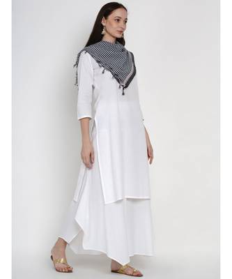 women cotton white basic kurta with black and white check cotton scarf 3