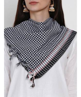women cotton white basic kurta with black and white check cotton scarf 4