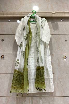 White Colored Cotton Kurti Along With Mehandi Color Dupatta Attched Tassels 1