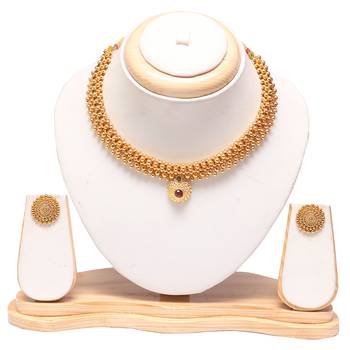 Golden Tushi with Earrings 1
