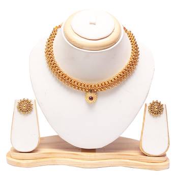 Golden tushi with earrings 1