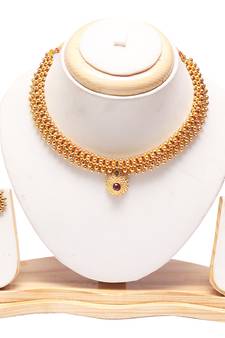 Golden tushi with earrings