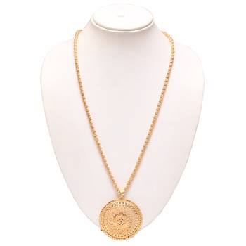 Golden long chain with pendent 1