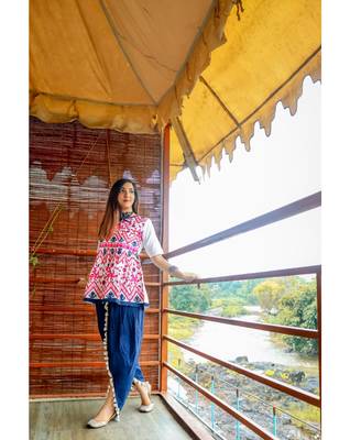 White kedia and tulip pants set with traditional motifs 6