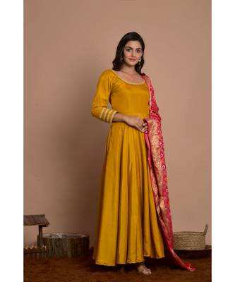 Tangerine yellow anarkali with peach gharchola dupatta 3