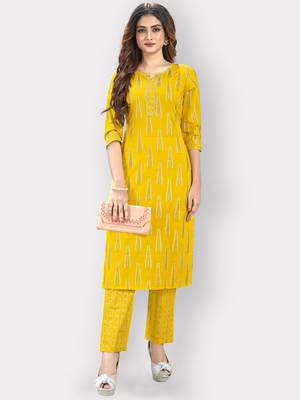 Women'S Foil Print Straight Cotton Yellow Kurti With Pant Set 1