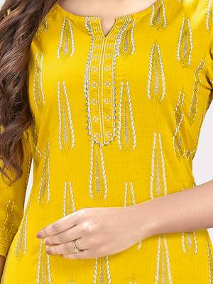 Women'S Foil Print Straight Cotton Yellow Kurti With Pant Set 5