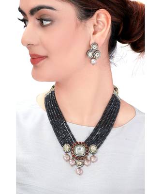 Traditional Earring & Necklace Set With Black Beads & Kundan 1