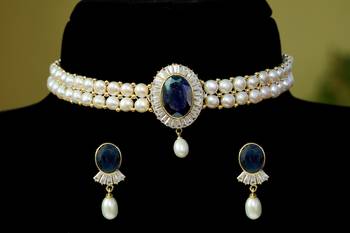 Black pearl chokers 1