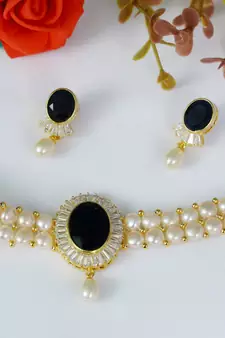 Black pearl chokers