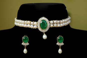 Green pearl chokers 1