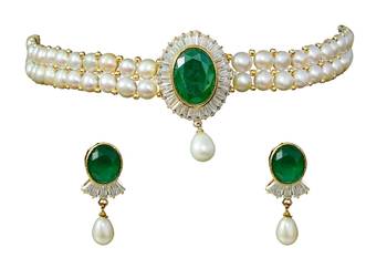 Green pearl chokers 2