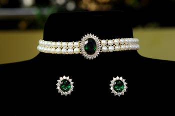 Green pearl chokers 1