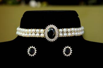 Black pearl chokers 1