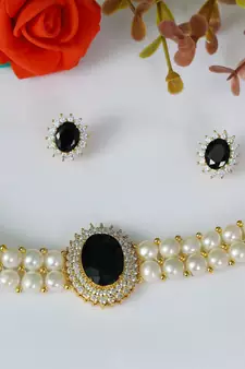 Black pearl chokers