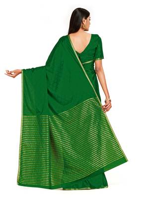 green hand woven crepe saree with blouse 3
