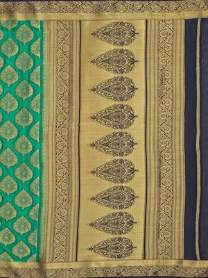 green hand woven crepe saree with blouse 5