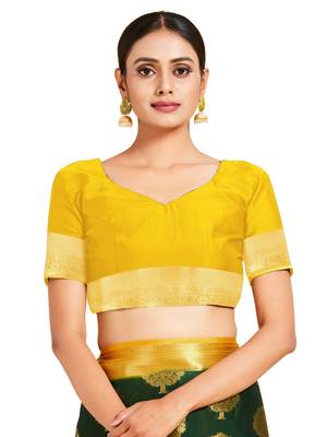 green hand woven crepe saree with blouse 4