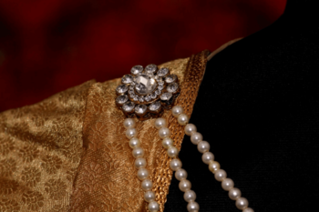 Gold brooch 2