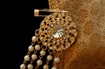 Gold brooch 2