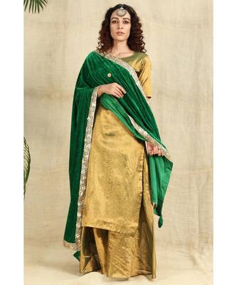 Green velvet duppatta with lace all over and pillow tassels 1