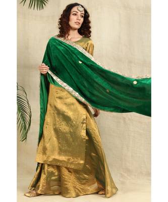 Green velvet duppatta with lace all over and pillow tassels 2