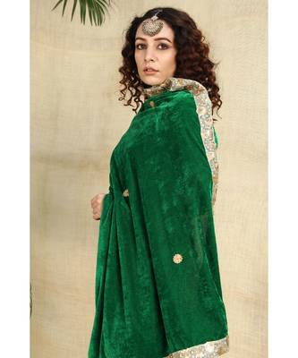 Green velvet duppatta with lace all over and pillow tassels 4