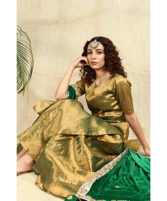 Green velvet duppatta with lace all over and pillow tassels 5