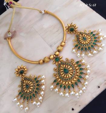 Green short necklace set 1