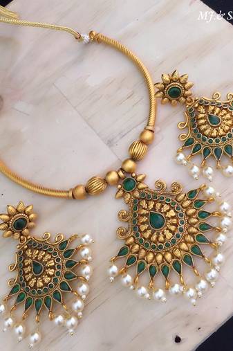 Green short necklace set