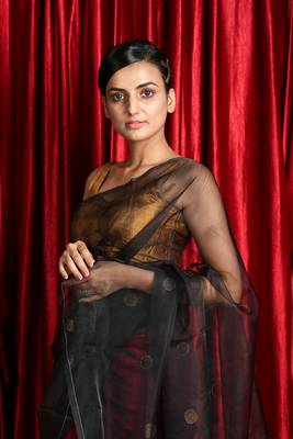 Black woven silk saree with blouse 4