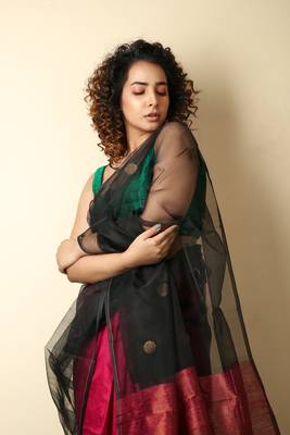 Black woven silk saree with blouse 3