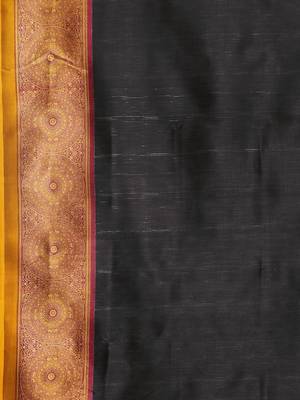 Black printed silk blend saree with blouse 4