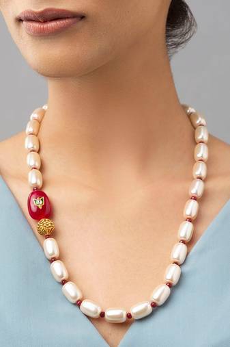 Gold single-layered necklace with agate Swarovski beads.