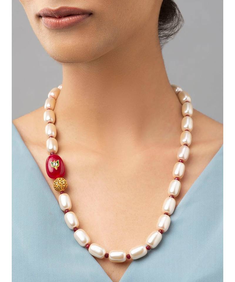 Gold single-layered necklace with agate Swarovski beads.