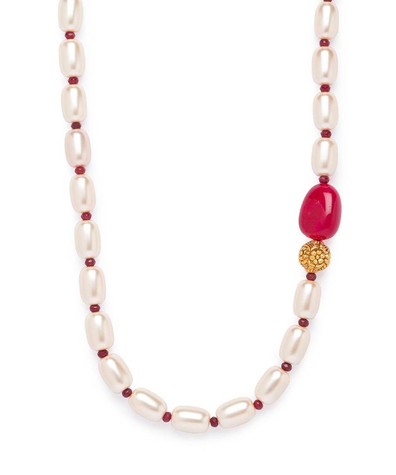 Gold single-layered necklace with agate Swarovski beads.