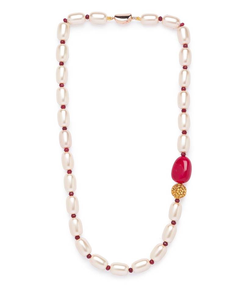 Gold single-layered necklace with agate Swarovski beads.