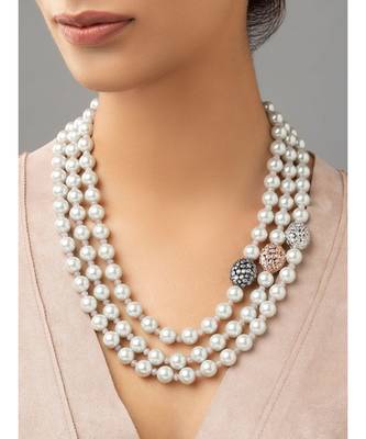 White bright necklace with shell pearl drops. 1