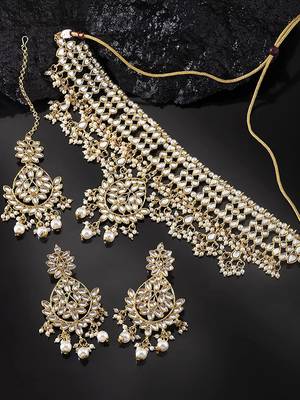 Traditional Kundan Choker Necklace Set with Earrings & Maang Tikka For Women  2